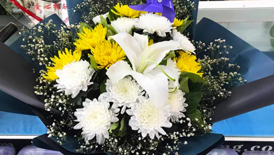 鮮花祭祀是一種為了表達(dá)哀悼、惋惜、懷念